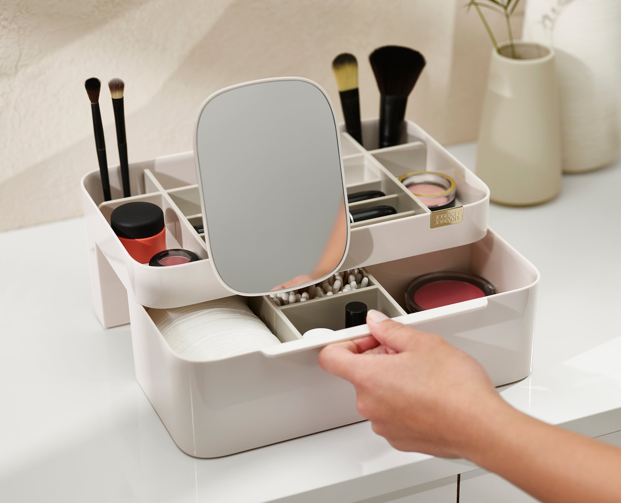 JJ_Viva_Large_Cosmetic_Organiser_Shell_75005_IU3_2000x